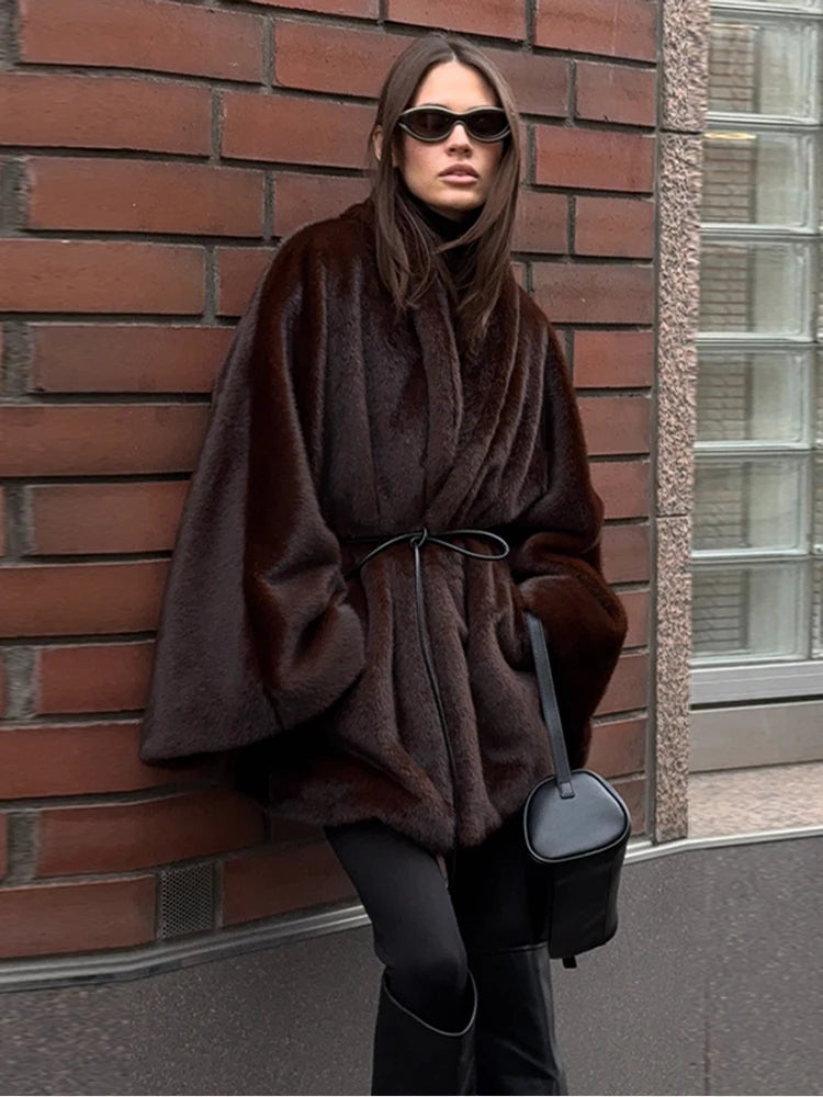 Manteau ceinturé en fausse fourrure – Chocolate Muse