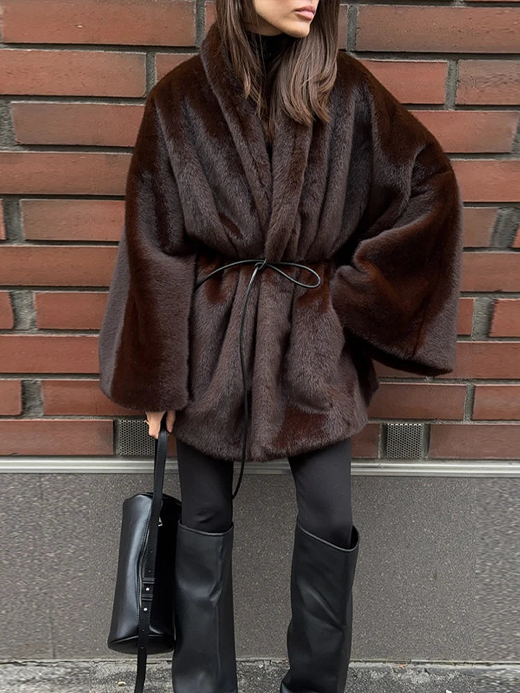 Manteau ceinturé en fausse fourrure – Chocolate Muse