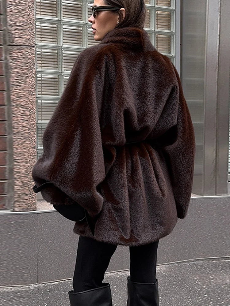 Manteau ceinturé en fausse fourrure – Chocolate Muse