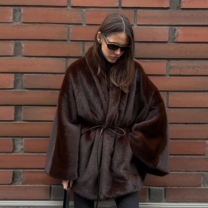 Manteau ceinturé en fausse fourrure – Chocolate Muse